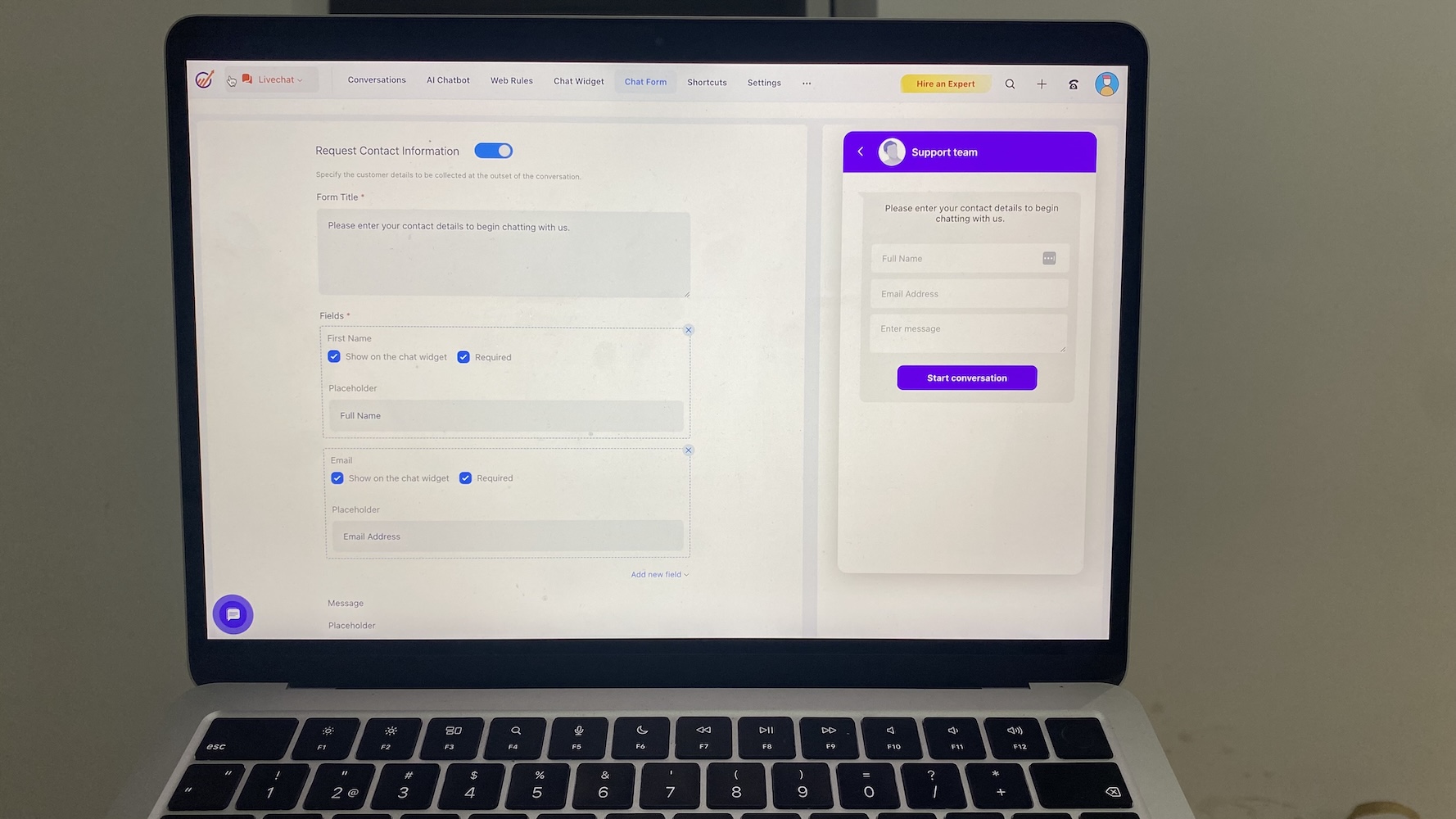 EngageBay live chat form customization panel with contact fields setup and preview widget on the right.