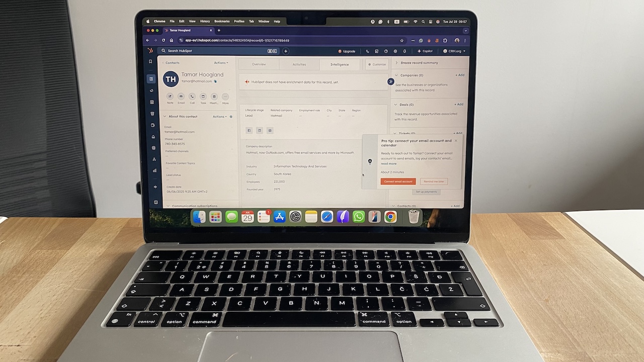 HubSpot contact profile showing lead status, contact methods, company data, and engagement prompt.