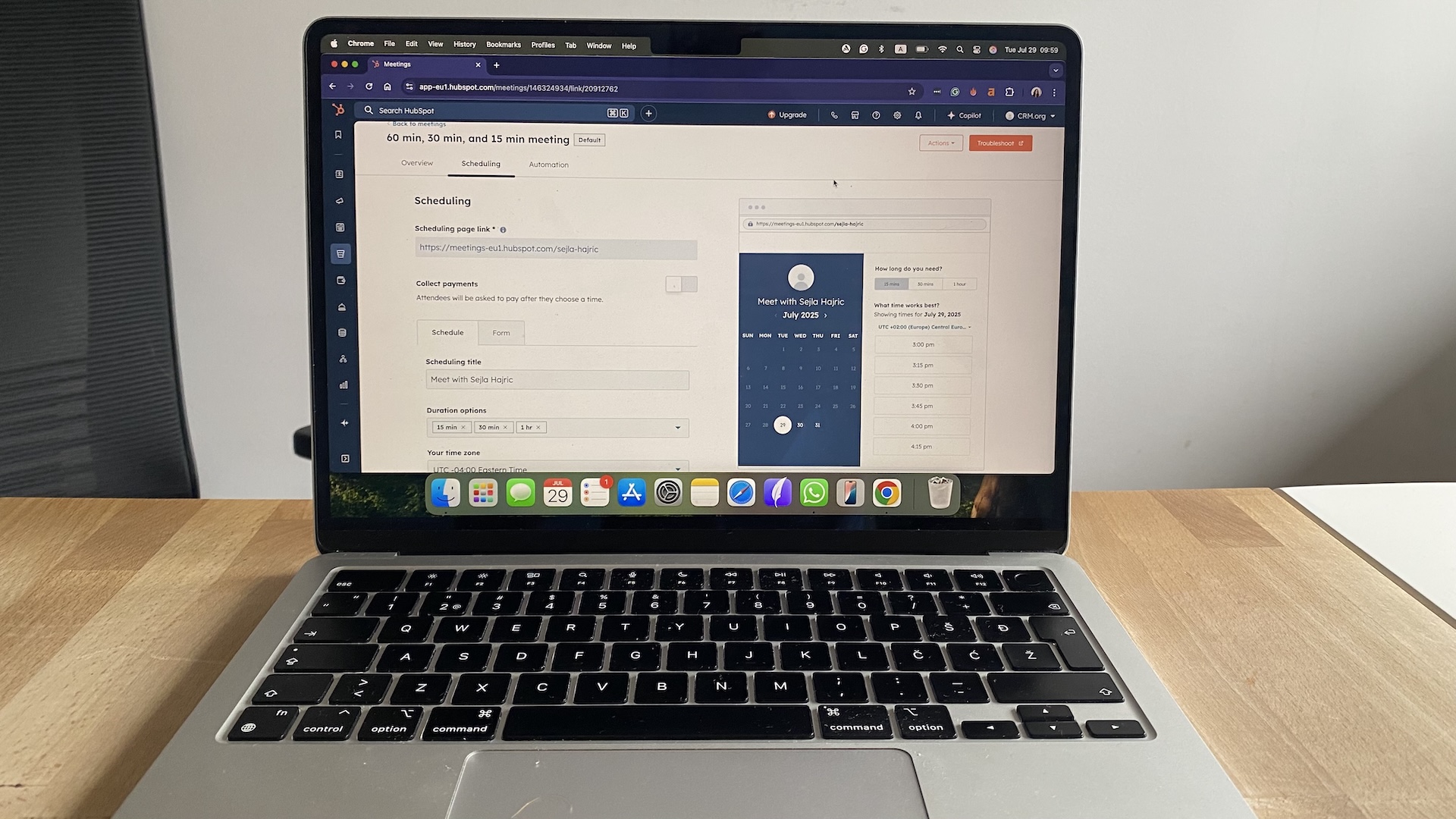 HubSpot CRM meeting scheduling interface showing appointment options and time zone settings