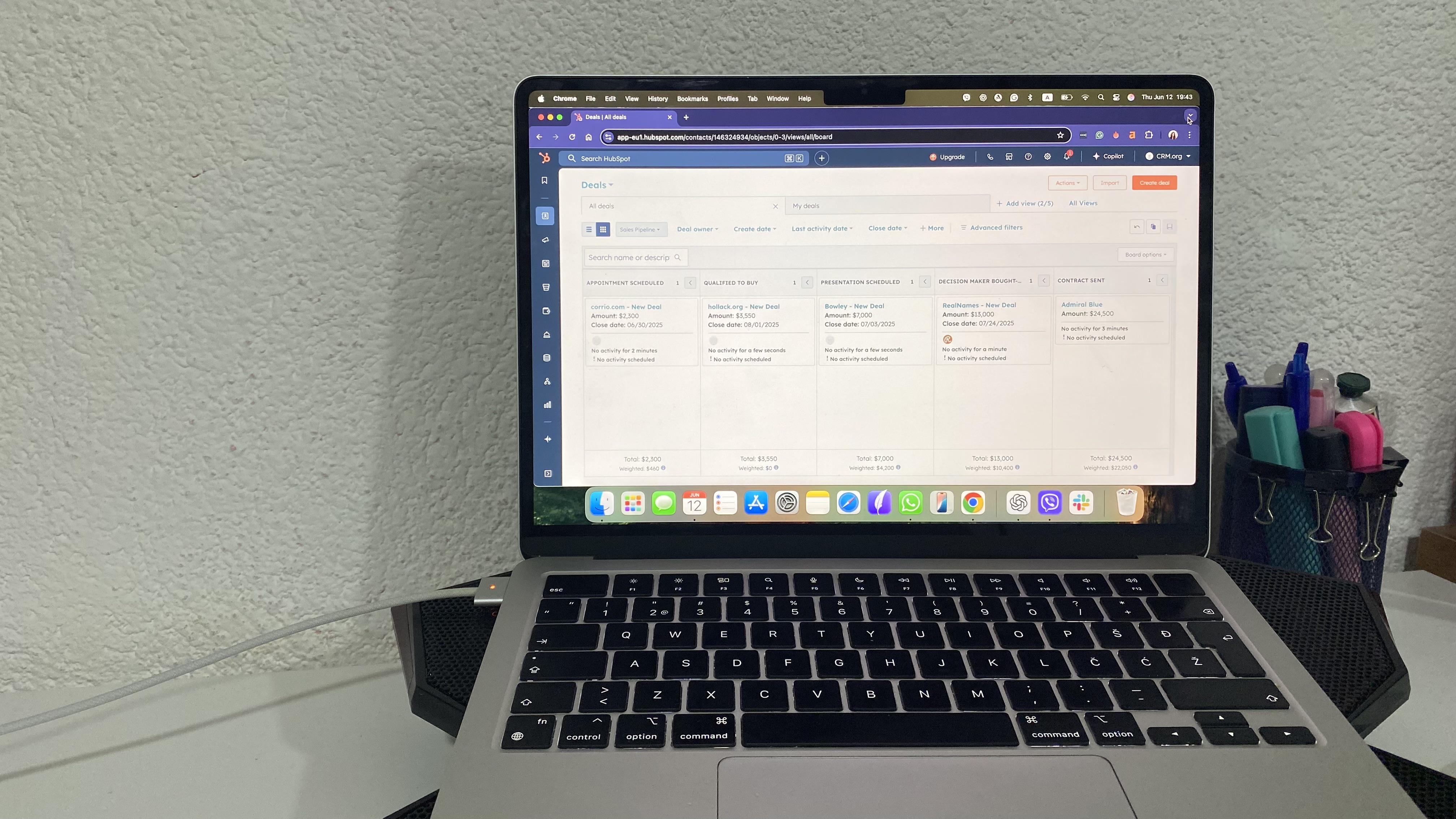 HubSpot CRM sales pipeline with deal cards sorted by stage, amount, and close date